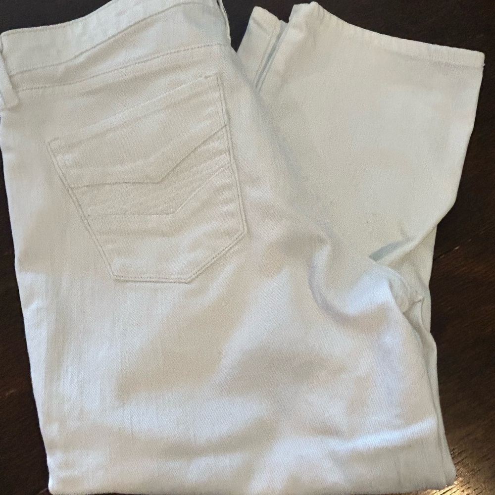 Levi’s White Straight Leg Capri Jeans with Classic Denim Weave
